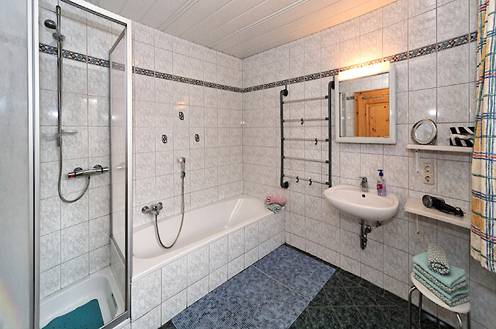 Bad mit Dusche und Badewanne in der Ferienwohnung